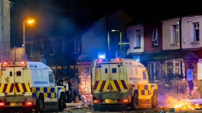 Kota Belfast, Irlandia Utara dalam kondisi porak-poranda setelah Senin malam (8/6) penuh kerusuhan yang dipicu aksi demonstrasi anti-imigrasi. [Istimewa]