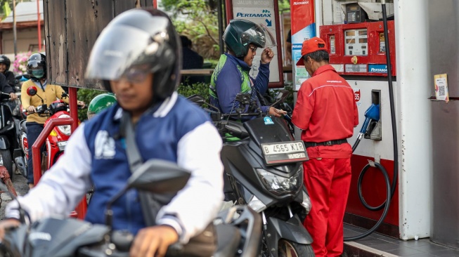 Pengendara sepeda motor mengisi bahan bakar minyak (BBM) di SPBU di Jakarta, Rabu (10/6/2026). [Suara.com/Alfian Winanto]