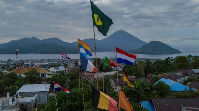 Foto udara sejumlah bendera negara peserta Piala Dunia 2026 berkibar di Kelurahan Tabona, Ternate, Maluku Utara, Rabu (10/6/2026). [ANTARAFOTO/Andri Saputra/nym]