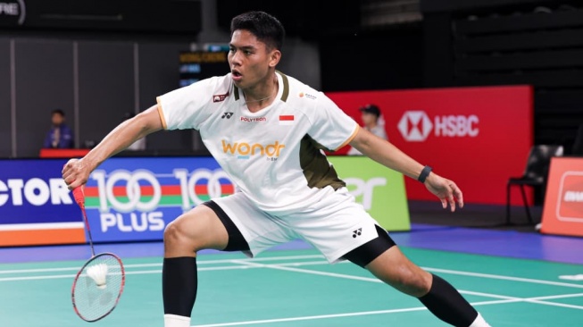 Moh Zaki Ubaidillah lolos ke perempat final Australian Open 2026 usai mengalahkan unggulan Hong Kong, Lee Cheuk Yiu. Ubed mengaku belajar dari kegagalan sebelumnya. [Dok. PBSI]