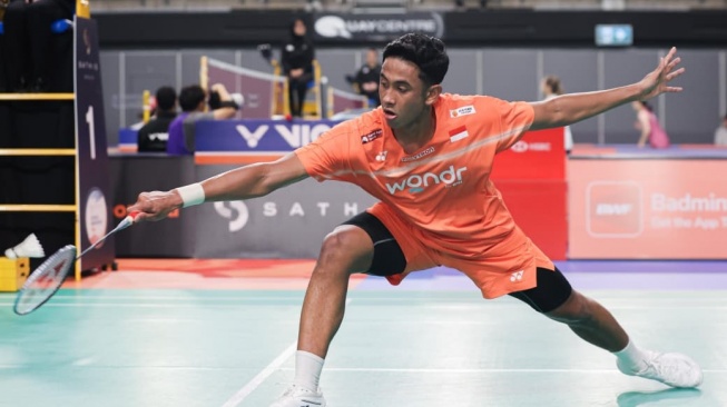 Alwi Farhan mengungkap kunci sukses mengalahkan Minoru Koga di Australian Open 2026. Tunggal putra Indonesia melaju ke perempat final usai duel tiga gim. [PBSI]