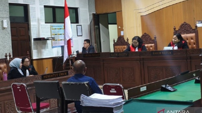Legislator nonaktif, Ahmad Zainuri menjalani sidang tuntutan dalam perkara korupsi pengadaan sarung dan mukena yang bersumber dari dana pokir DPRD Lombok Barat tahun 2024 di Pengadilan Tipikor pada Pengadilan Negeri Mataram, NTB, Kamis (11/6/2026). (ANTARA/Dhimas B.P.)