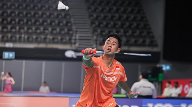 Alwi Farhan mengungkap kunci sukses mengalahkan Minoru Koga di Australian Open 2026. Tunggal putra Indonesia melaju ke perempat final usai duel tiga gim. [PBSI]