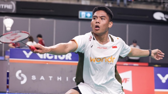 Moh Zaki Ubaidillah lolos ke perempat final Australian Open 2026 usai mengalahkan unggulan Hong Kong, Lee Cheuk Yiu. Ubed mengaku belajar dari kegagalan sebelumnya. [Dok. PBSI]