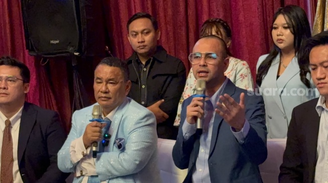 Raffi Ahmad bersama Hotman Paris menggelar konferensi pers di kawasan Kebayoran Baru, Jakarta Selatan pada Kamis, 11 Juni 2026 [Suara.com/Tiara Rosana].