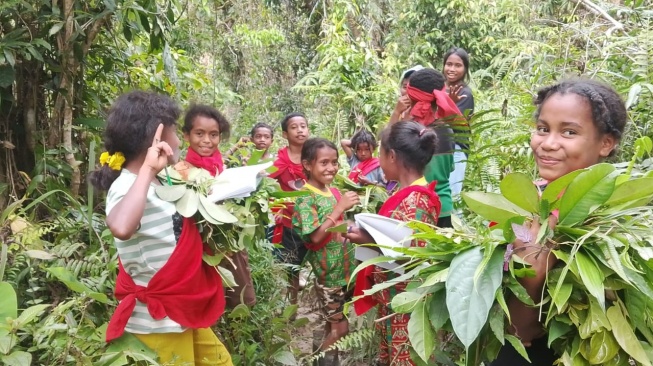 Menjaga Pengetahuan yang Tumbuh di Hutan: Cerita Sekolah Adat Manusela Mengenalkan Obat Kampung