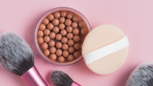 Ilustrasi alat makeup - spons bedak. (Magnific)