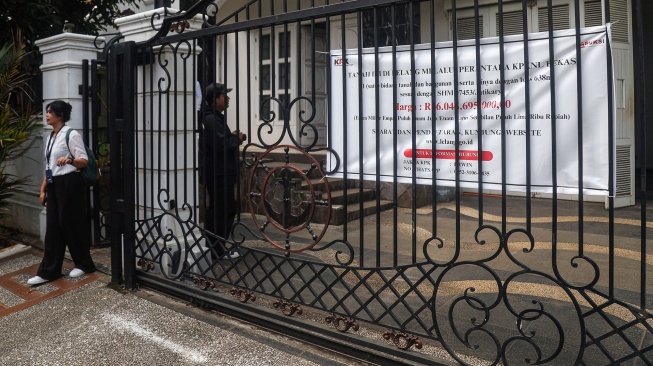 Pegawai Komisi Pemberantasan Korupsi (KPK) berjalan keluar rumah Hakim Agung nonaktif Gazalba Saleh yang dirampas negara di Perumahan Citragrand Cibubur, Bekasi, Jawa Barat, Rabu (10/6/2026). [ANTARA FOTO/Darryl Ramadhan/nym]