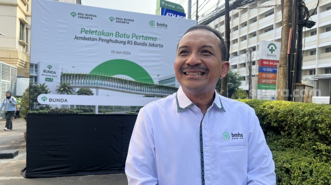 Presiden Direktur PT Bundamedik Tbk, Agus Heru Darjono dalam peletakan batu pertama skybridge yang akan mengintegrasikan RSIA Bunda Jakarta dan RSU Bunda Jakarta, Kamis (11/6/2026). [Suara.com/Rina]