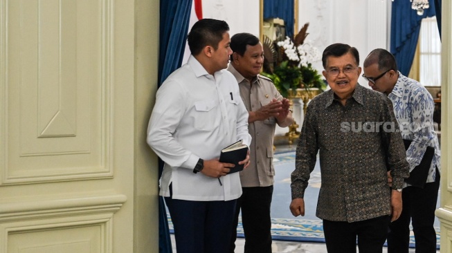 Presiden Prabowo Subianto (kedua kiri) didampingi Sekretaris Kabinet Teddy Indra Wijaya (kiri) berbincang dengan Wapres ke-10 dan ke-12 Jusuf Kalla (kedua kanan) dan CEO Kalla Grup Solihin Kalla (kanan) usai melakukan pertemuaan tertutup di Istana Merdeka, Jakarta, Kamis (11/6/2026). [ANTARA FOTO/Galih Pradipta/agr]