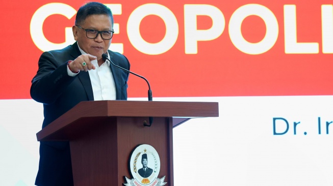 Sekretaris Jenderal PDIP Hasto Kristiyanto mengusulkan Presiden Prabowo Subianto menggunakan pemikiran geopolitik Presiden pertama RI, Soekarno, sebagai landasan diplomasi luar negeri Indonesia. [Dok.PDIP]
