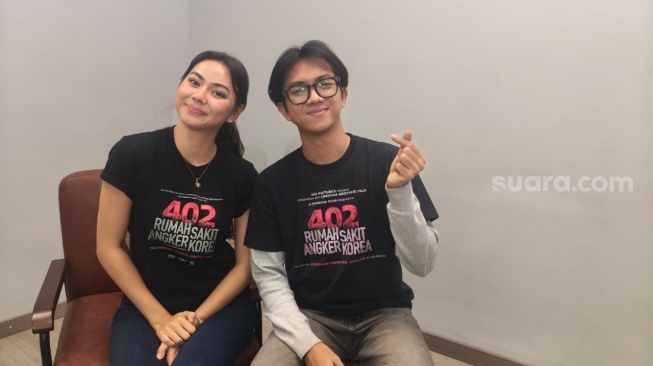 Saputra Kori dan Aylena Fusil, bintang film 402: Rumah Sakit Angker Korea saat datang ke kantor Suara.com pada Rabu, 10 Juni 2026 [Suara.com/Rena Pangesti]