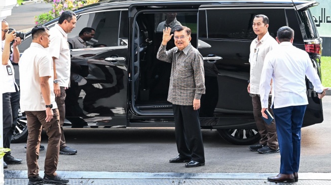 Wapres ke-10 dan ke-12 Jusuf Kalla (tengah) melambaikan tangan sebelum meninggalkan Istana Negara usai melakukan pertemuaan dengan Presiden Prabowo di Jakarta, Kamis (11/6/2026). [ANTARA FOTO/Galih Pradipta/agr]
