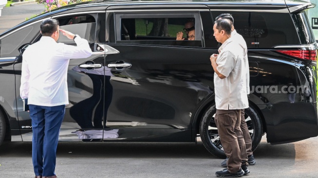 Sekretaris Kabinet Teddy Indra Wijaya (kiri) mengantar kepergian Wapres ke-10 dan ke-12 Jusuf Kalla usai melakukan pertemuaan dengan Presiden Prabowo Subianto di Istana Merdeka, Jakarta, Kamis (11/6/2026). [ANTARA FOTO/Galih Pradipta/agr]