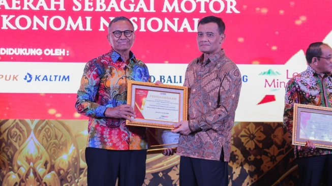 Gubernur Ahmad Luthfi Dinobatkan Sebagai Tokoh Penggerak UMKM dan Ekonomi Kreatif