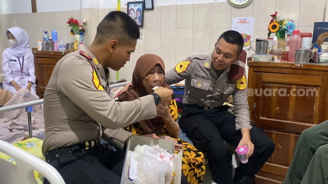 Bakti sosial yang dilakukan Taruna AKPOL Tingkat I Angkatan 60 Batalyon Manggala Satya dengan mengunjungi Panti Jompo Aisyiyah, Kelurahan Sumber, Kecamatan Banjarasi, Solo, Jumat (12/6/2026) pagi, sekaligus dalam rangka latihan kerja (Latja) di Polresta Solo. [Suara.com/Ronald Seger Prabowo]