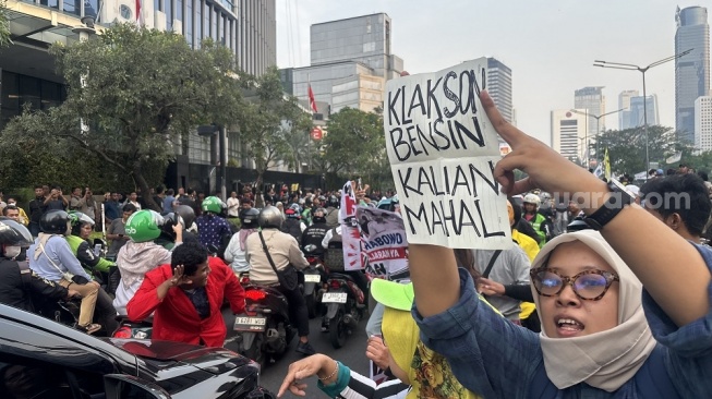 'BBM Kalian Mahal!' Riuh Klakson Pengendara di Sudirman Dukung Demo Mahasiswa