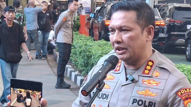 Polda Metro Jaya menangkap dua orang yang diduga hendak mendompleng aksi demonstrasi mahasiswa di kawasan Jakarta Pusat, Jumat (12/6/2026). [Suara.com/Faqih]