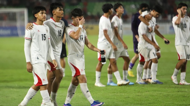 Pesepak bola Timnas Indonesia U-19 berjalan menuju ruang ganti usai kalah dari Timnas Australia U-19 pada semifinal Piala AFF U-19 2026 di Stadion Utama Sumatera Utara, Kabupaten Deli Serdang, Sumatera Utara, Kamis (11/6/2026). [ANTARA FOTO/Yudi Manar/Lmo/sgd]