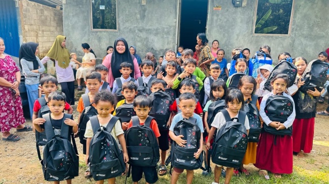 Anak-anak sekolah yang menerima bantuan dari Koordinatoriat Wartawan Parlemen (KWP) dalam bakti sosial 'KWP Berbagi! KWP Peduli Pendidikan', Kamis (11/6/2026).