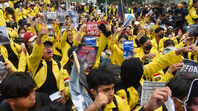 Mahasiswa melakukan aksi unjuk rasa di Jalan MH Thamrin, Jakarta, Jumat (12/6/2026). [ANTARA FOTO/Indrianto Eko Suwarso/bar]
