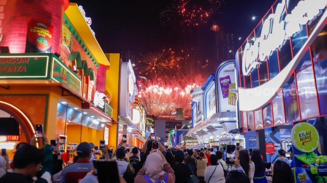 Warga melihat pertunjukan kembang api saat mengunjungi Jakarta Fair 2026 di Jiexpo Kemayoran, Jakarta, Kamis (11/6/2026). [Suara.com/Alfian Winanto]
