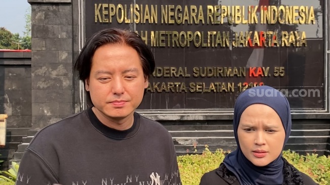 Roger Danuarta dan Cut Meyriska usai diperiksa terkait kasus penggelapan Hanania Travel di Polda Metro Jaya pada Jumat, 12 Juni 2026 [Suara.com/Tiara Rosana].