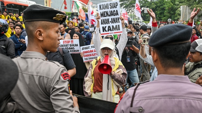 Sejumlah warga membawa poster aspirasi saat unjuk rasa di Jalan Jenderal Sudirman, Jakarta, Jumat (12/6/2026). [ANTARA FOTO/Sulthony Hasanuddin/bar]