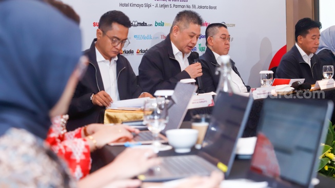 (dari kiri ke kanan) Jajaran Direksi PT Arkadia Digital Media Tbk, Komisaris Independen Ariyo Ali Suprapto, Komisaris Iwa Sukresno Karunia, Komisaris Utama Stephen Kurniawan dan Direktur Utama Suwarjono saat Rapat Umum Pemegang Saham Tahunan (RUPST) di Kimaya Hotel Jakarta, Jumat (12/6/2026). [Suara.com/Alfian Winanto]
