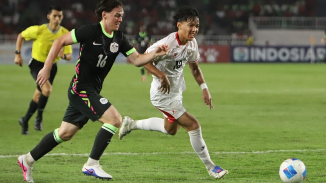 Pesepak bola Timnas Indonesia U-19 Eizar Jaco (kanan) berebut bola dengan pesepak bola Australia U-19 Alexander Jesse Bolton (kiri) pada pertandingan semifinal Piala AFF U-19 2026 di Stadion Utama Sumatera Utara, Kabupaten Deli Serdang, Sumatera Utara, Kamis (11/6/2026). [ANTARA FOTO/Yudi Manar/Lmo/sgd]