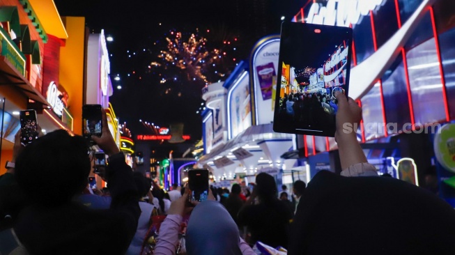 Warga melihat pertunjukan kembang api saat mengunjungi Jakarta Fair 2026 di Jiexpo Kemayoran, Jakarta, Kamis (11/6/2026). [Suara.com/Alfian Winanto]
