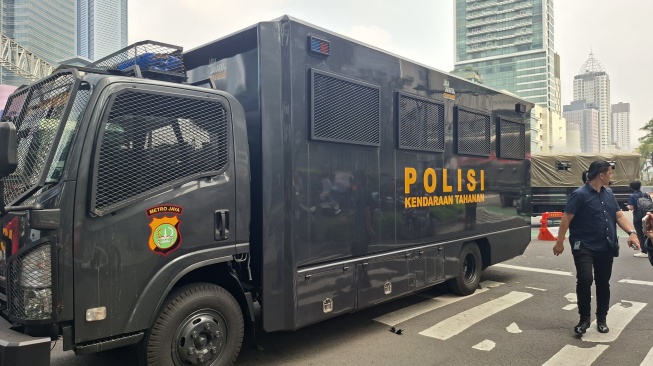 Siaga di Bundaran HI! Mobil Tahanan Polda Metro Siap Angkut Perusuh di Demo Mahasiswa