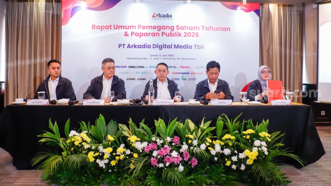 (dari kiri ke kanan) Jajaran Direksi PT Arkadia Digital Media Tbk, Komisaris Independen Ariyo Ali Suprapto, Komisaris Iwa Sukresno Karunia, Komisaris Utama Stephen Kurniawan, Direktur Utama Suwarjono dan Direktur Popi Puspitasari saat Rapat Umum Pemegang Saham Tahunan (RUPST) di Kimaya Hotel Jakarta, Jumat (12/6/2026). [Suara.com/Alfian Winanto]
