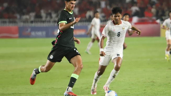 Pesepak bola Timnas Indonesia U-19 Arkhan Kaka Putra Purwanto (kanan) berebut bola dengan pesepak bola Australia U-19 Luka Didulica (kiri) pada pertandingan semifinal Piala AFF U-19 2026 di Stadion Utama Sumatera Utara, Kabupaten Deli Serdang, Sumatera Utara, Kamis (11/6/2026). [ANTARA FOTO/Yudi Manar/Lmo/sgd]