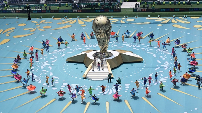 Penyanyi Belinda (tengah) tampil bersama para penari dalam seremoni pembukaan Piala Dunia 2026 di Stadion Azteca, Mexico City, Meksiko, Kamis (11/6/2026). [ANTARA FOTO/Aditya Pradana Putra/sgd]