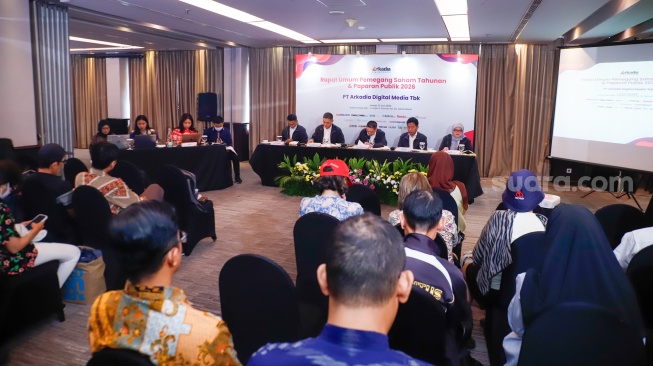 (dari kiri ke kanan) Jajaran Direksi PT Arkadia Digital Media Tbk, Komisaris Independen Ariyo Ali Suprapto, Komisaris Iwa Sukresno Karunia, Komisaris Utama Stephen Kurniawan, Direktur Utama Suwarjono dan Direktur Popi Puspitasari saat Rapat Umum Pemegang Saham Tahunan (RUPST) di Kimaya Hotel Jakarta, Jumat (12/6/2026). [Suara.com/Alfian Winanto]