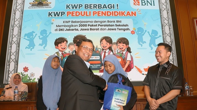 Politisi Partai Demokrat Herman Khaeron saat menghadiri acara Koordinatoriat Wartawan Parlemen (KWP) menyalurkan bantuan alat sekolah kepada anak yatim dan masyarakat membutuhkan di Gedung DPR RI, Kamis (11/6/2026).