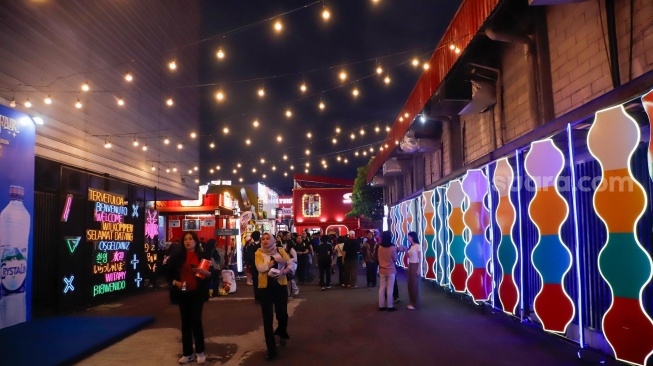 Aktivitas warga saat mengunjungi Jakarta Fair 2026 di Jiexpo Kemayoran, Jakarta, Kamis (11/6/2026). [Suara.com/Alfian Winanto]
