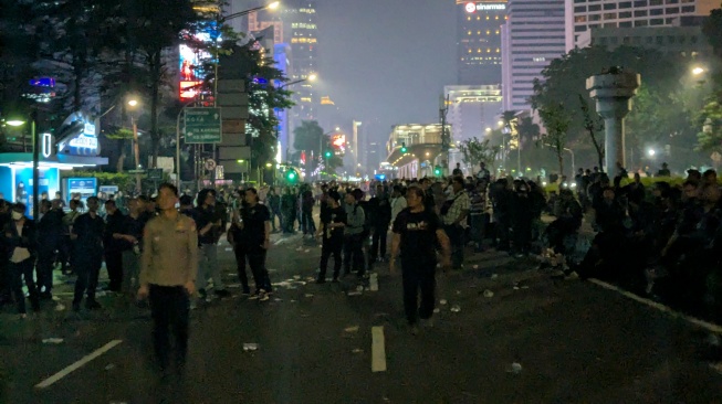 Massa di Sudirman Bubar: Mahasiswa Mundur Pertama, Disusul Kelompok 'Baju Hitam'