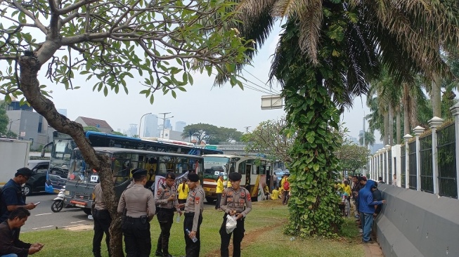 Sejumlah anggota polisi bersiaga di sekitar Gedung DPR. [Suara.com/Bagaskara]