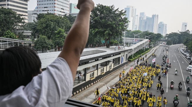 Mahasiswa berjalan saat aksi unjuk rasa di Jalan Jenderal Sudirman, Jakarta, Jumat (12/6/2026). [ANTARA FOTO/Sulthony Hasanuddin/bar]