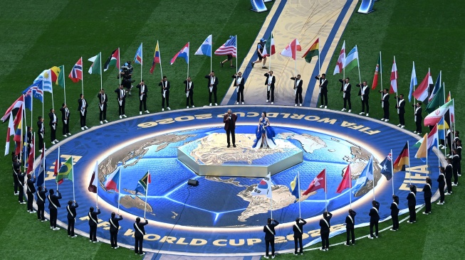 Penyanyi Andrea Bocelli (kiri) dan EJAE (kanan) tampil dalam seremoni pembukaan Piala Dunia 2026 di Stadion Azteca, Mexico City, Meksiko, Kamis (11/6/2026). [ANTARA FOTO/Aditya Pradana Putra/sgd]