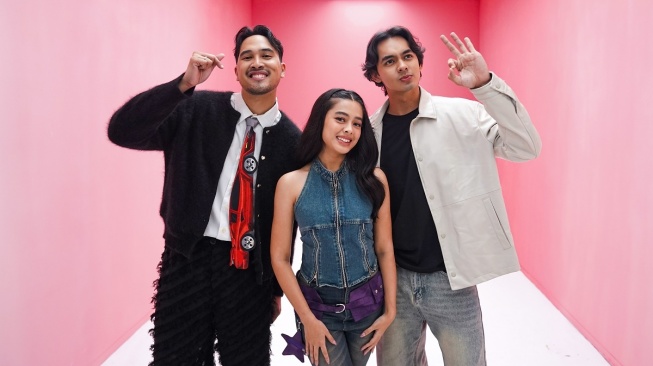 Visualisasikan Cinta yang Rumit, Adrian Khalif Resmi Rilis MV '2001x'