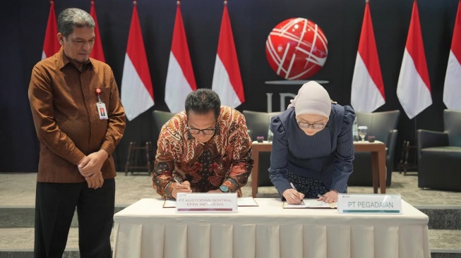 Prosesi penandatanganan kerja sama ini dilakukan oleh Direktur Utama KSEI Samsul Hidayat dan Direktur Pemasaran, Penjualan, dan Pengembangan Produk PT Pegadaian Selfie Dewiyanti di Main Hall Bursa Efek Indonesia pada Jumat (12/6/2026). (Dok: Pegadaian)