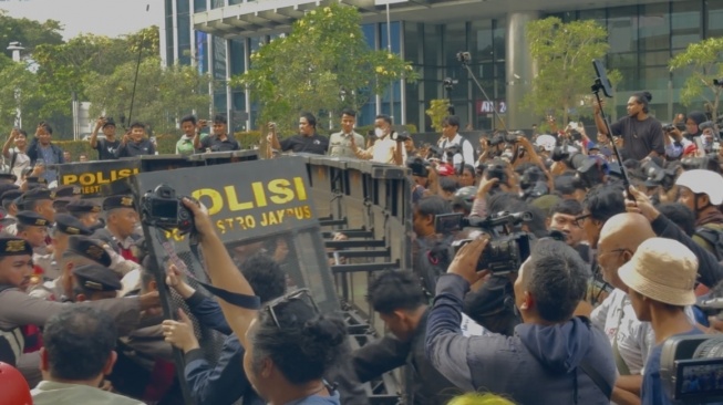 Belum Sampai Bundaran HI, Aksi Mahasiswa Sudah Diwarnai Bentrokan dengan Aparat