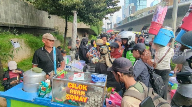 Kisah Ade dan Obed, PKL yang Ketiban Rezeki Nomplok di Tengah Riuhnya Demo Mahasiswa di Bundaran HI