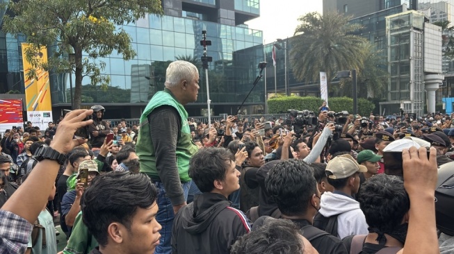 Pengemudi ojek online atau ojol bergabung dengan mahasiswa menggelar aksi demo.