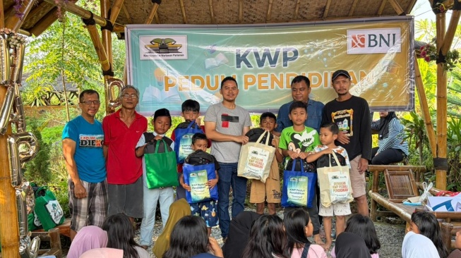 Anak-anak sekolah yang menerima bantuan dari Koordinatoriat Wartawan Parlemen (KWP) dalam bakti sosial 'KWP Berbagi! KWP Peduli Pendidikan', Kamis (11/6/2026).