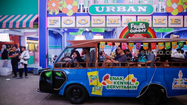 Aktivitas warga saat mengunjungi Jakarta Fair 2026 di Jiexpo Kemayoran, Jakarta, Kamis (11/6/2026). [Suara.com/Alfian Winanto]
