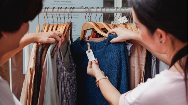 Mengapa Fast Fashion Masih Diminati Meski Berdampak Buruk bagi Lingkungan?
